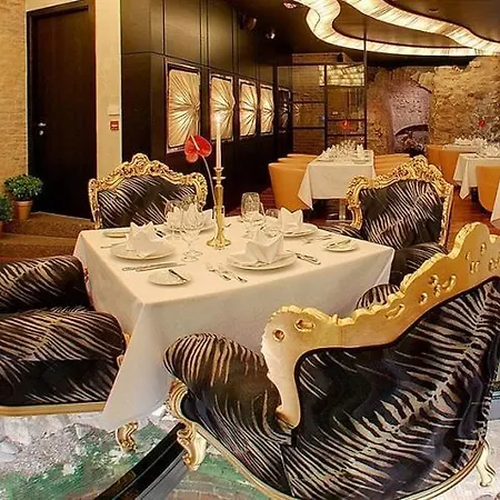 Royal Square & Ξενοδοχείο 5*