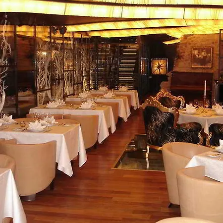 Royal Square & Ξενοδοχείο 5*